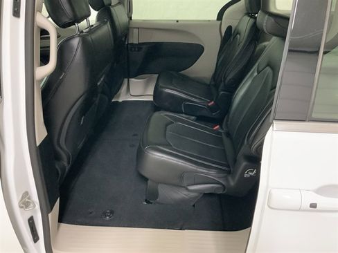 Used 2024 Chrysler Pacifica Touring-L image 18
