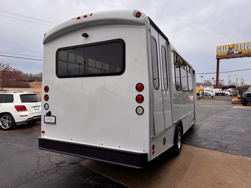 Used 2015 Ford E-450 and Econoline 450 Super Duty w/ Shuttle Bus Prep Package image 5