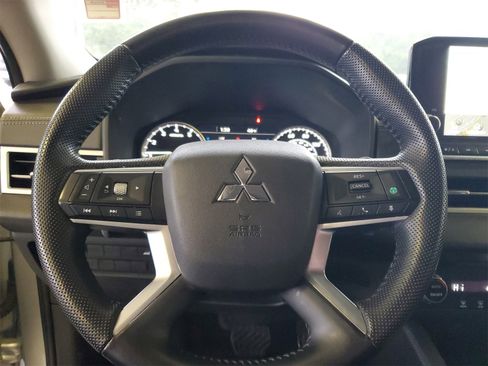 Used 2023 Mitsubishi Outlander SE image 10