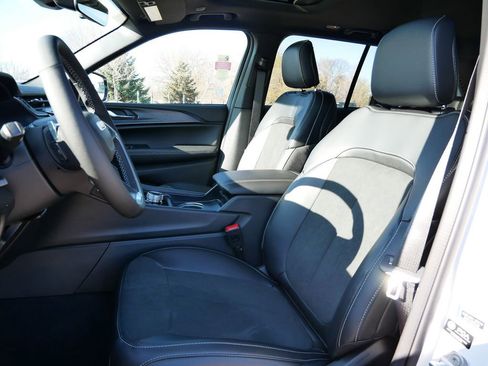 New 2025 Jeep Grand Cherokee Laredo image 3