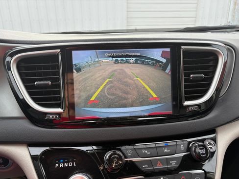 Used 2024 Chrysler Pacifica Touring-L image 40