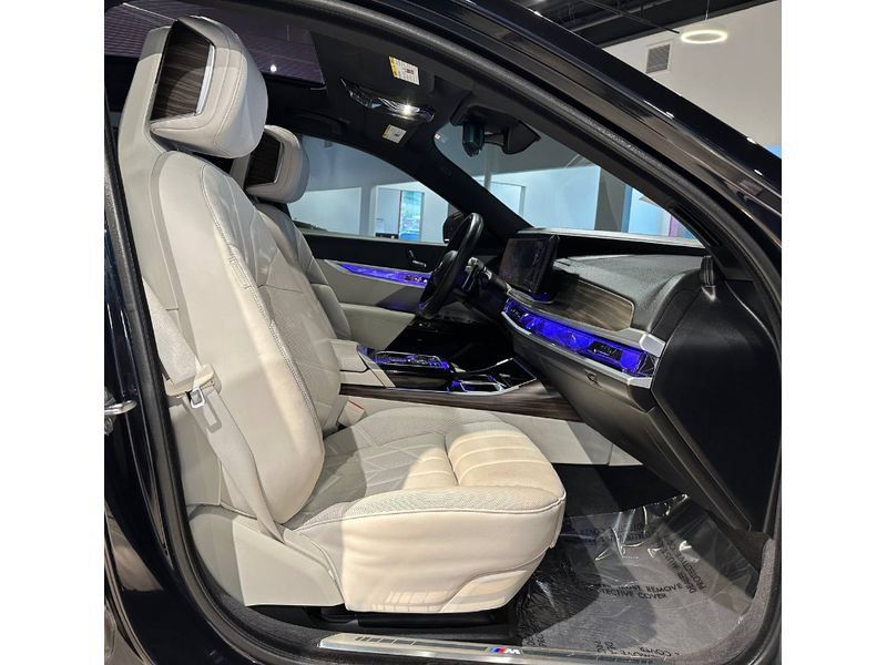 Used 2024 BMW 760i xDrive w/ Premium Package 2 AWD/4WD image 22