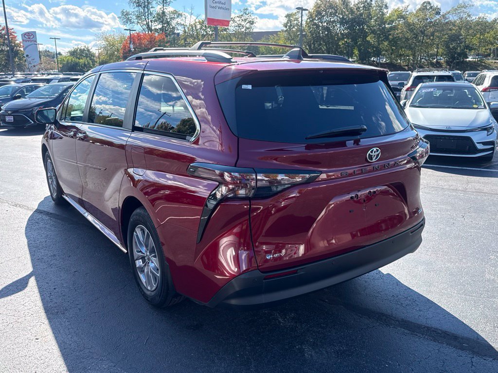 Used 2026 Toyota Sienna XLE FWD image 5
