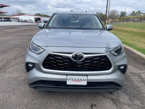Used 2024 Toyota Highlander XLE image 2