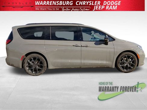 Used 2025 Chrysler Pacifica Limited image 2