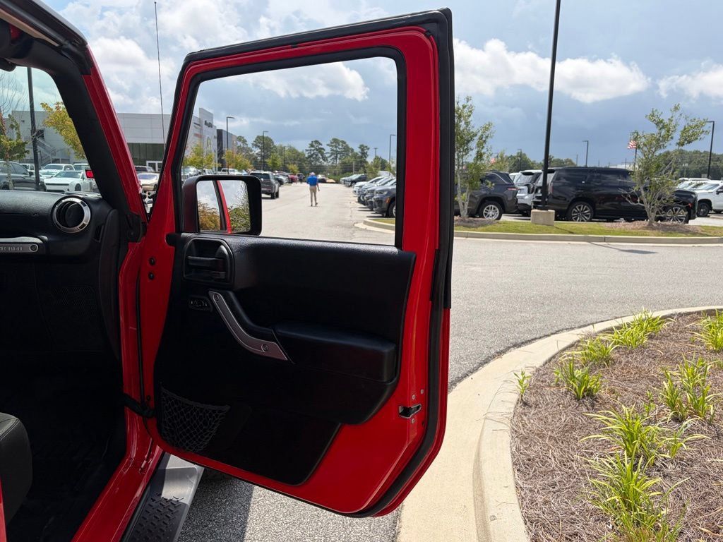 Used 2018 Jeep Wrangler Unlimited Sahara w/ Connectivity Group AWD/4WD image 52