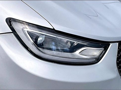 Used 2024 Chrysler Pacifica Touring-L FWD image 33