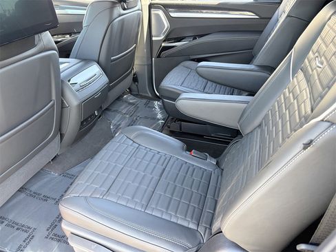 Certified 2025 Cadillac Escalade ESV V image 17