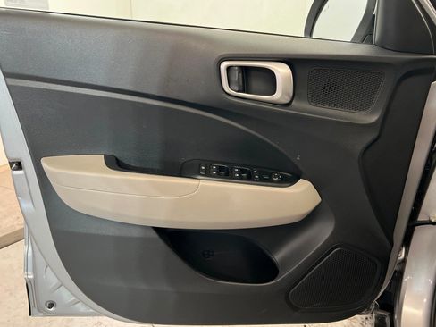 Used 2025 Hyundai Venue SEL image 15