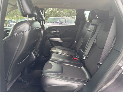 Used 2018 Jeep Cherokee Latitude Plus w/ Cold Weather Group AWD/4WD image 18