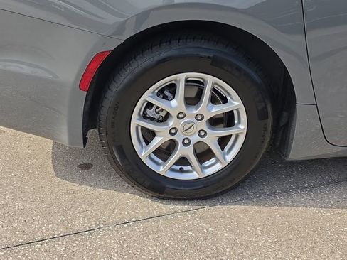 Used 2023 Chrysler Pacifica Touring-L FWD image 5