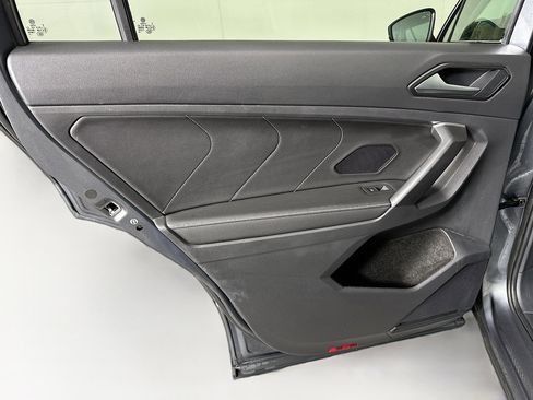 Used 2024 Volkswagen Tiguan SE image 25