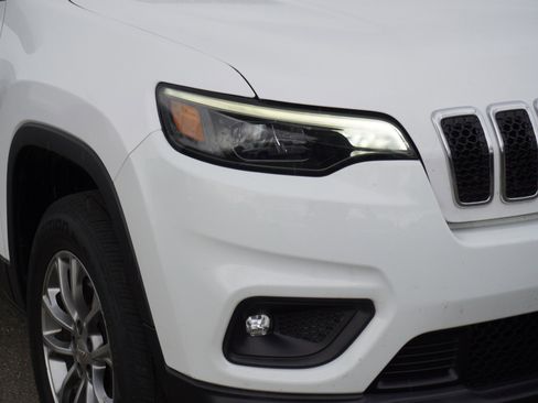 Used 2019 Jeep Cherokee Latitude Plus w/ Comfort/Convenience Group AWD/4WD image 3