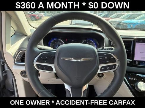 Used 2023 Chrysler Pacifica Touring-L FWD image 21