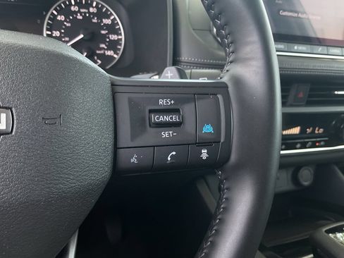 Used 2025 Nissan Rogue SV FWD image 30