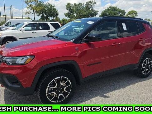 Used 2025 Jeep Compass Trailhawk AWD/4WD image 1