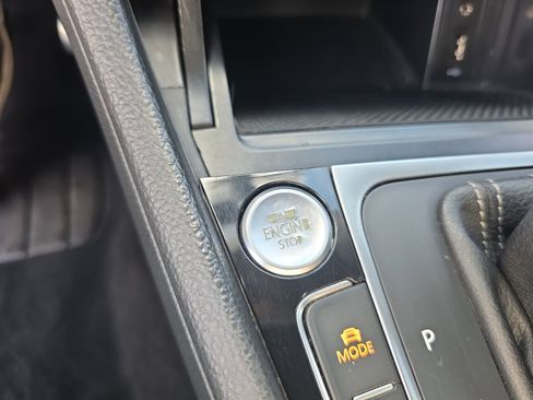 Used 2016 Volkswagen Golf R 4-Door image 30