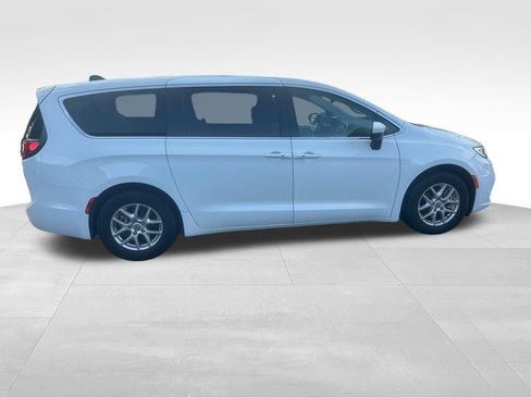 Used 2023 Chrysler Pacifica Touring-L FWD image 25