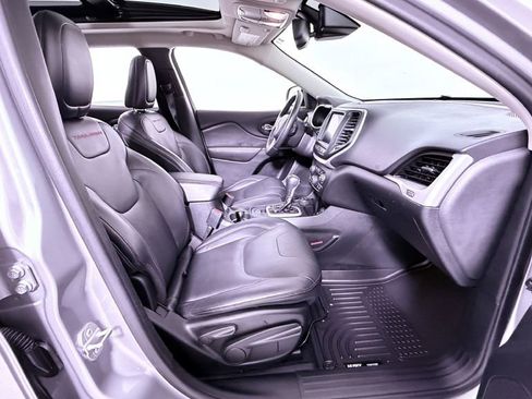 Used 2015 Jeep Cherokee Trailhawk w/ Comfort/Convenience Group image 24