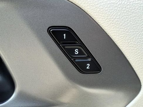 Used 2024 Chrysler Pacifica Limited FWD image 13