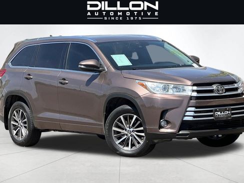 Used 2018 Toyota Highlander XLE AWD/4WD image 2