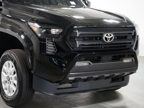 Certified 2025 Toyota Tacoma SR5 AWD/4WD image 4