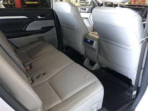 Used 2018 Toyota Highlander XLE image 27
