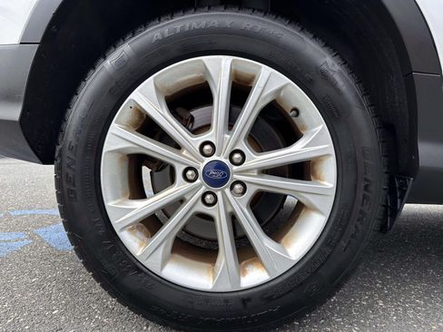 Used 2018 Ford Escape SE w/ SE Sync 3 Package AWD/4WD image 6
