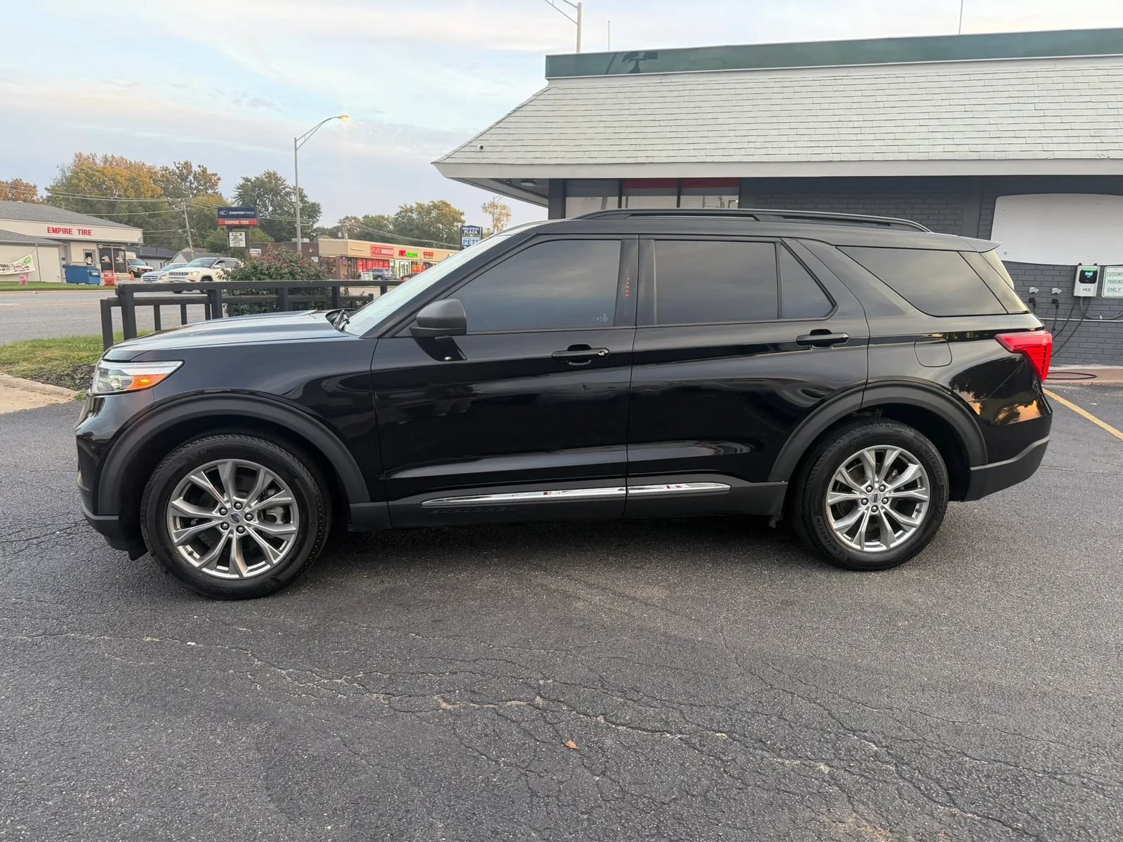Used 2022 Ford Explorer XLT w/ Equipment Group 202A AWD/4WD image 3