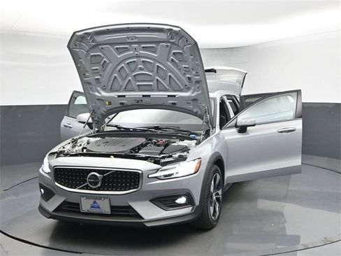 Used 2024 Volvo V60 B5 Cross Country Plus image 52