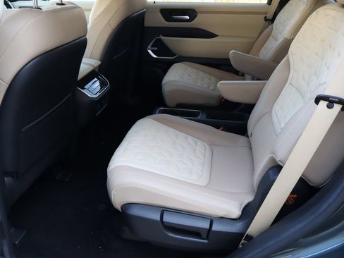 Used 2025 Nissan Armada Platinum RWD image 6