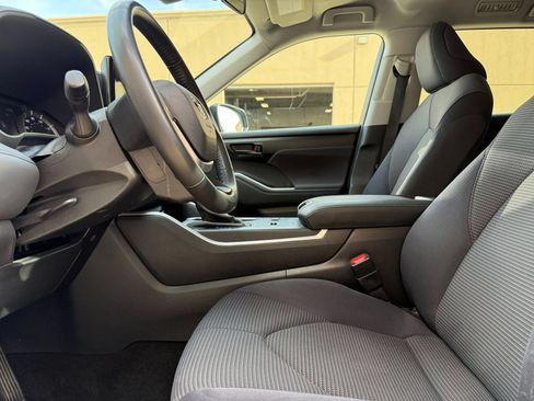 Used 2025 Toyota Highlander LE FWD image 23