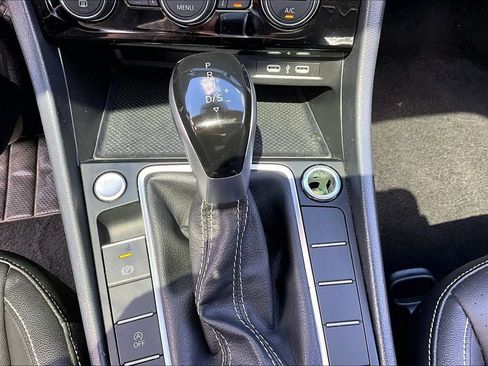 Used 2024 Volkswagen Jetta SE image 15