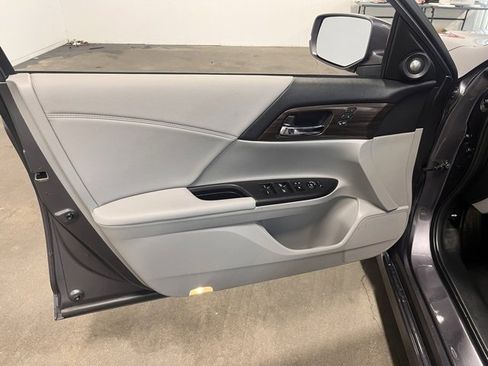 Used 2017 Honda Accord Touring image 24
