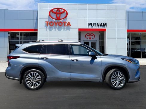 Used 2023 Toyota Highlander Platinum AWD/4WD image 3