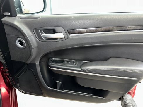 Used 2018 Chrysler 300 Limited image 28