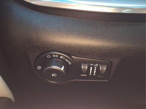 Used 2023 Jeep Compass Limited w/ Sun and Sound Group AWD/4WD image 25