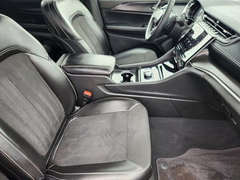 Used 2024 Jeep Grand Cherokee L Altitude image 15