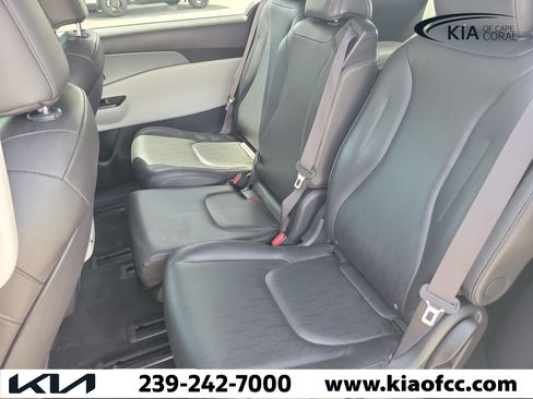 Used 2024 Kia Carnival LX FWD image 12