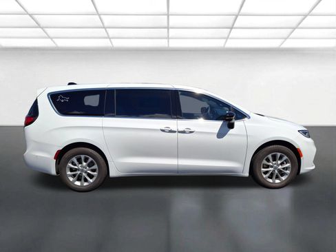 Certified 2025 Chrysler Pacifica Select AWD/4WD image 2
