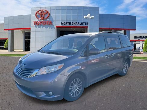 Used 2015 Toyota Sienna XLE w/ XLE Navigation Package image 6