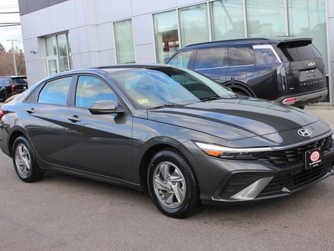 Used 2024 Hyundai Elantra SE FWD image 1