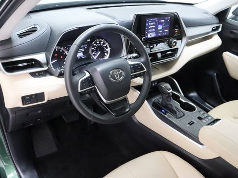 Certified 2025 Toyota Highlander XLE FWD image 13