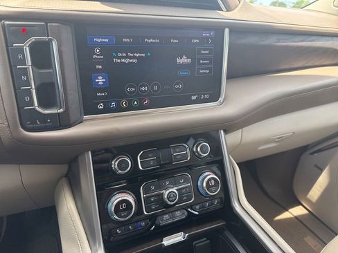 Used 2021 GMC Yukon XL Denali w/ Denali Premium Package AWD/4WD image 12
