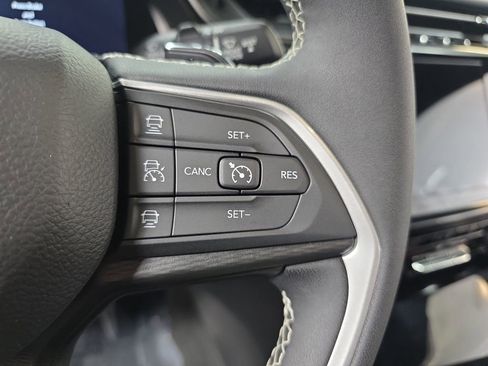 Used 2023 Jeep Grand Cherokee Altitude image 17