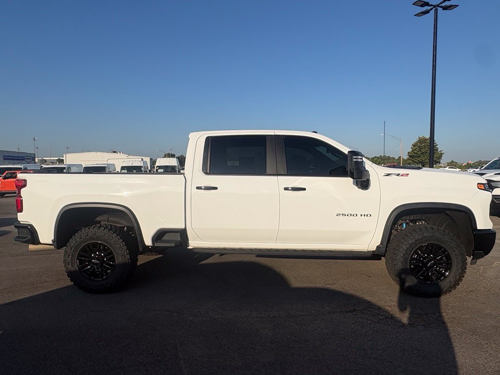 Used 2024 Chevrolet Silverado 2500 ZR2 w/ Technology Package AWD/4WD image 9