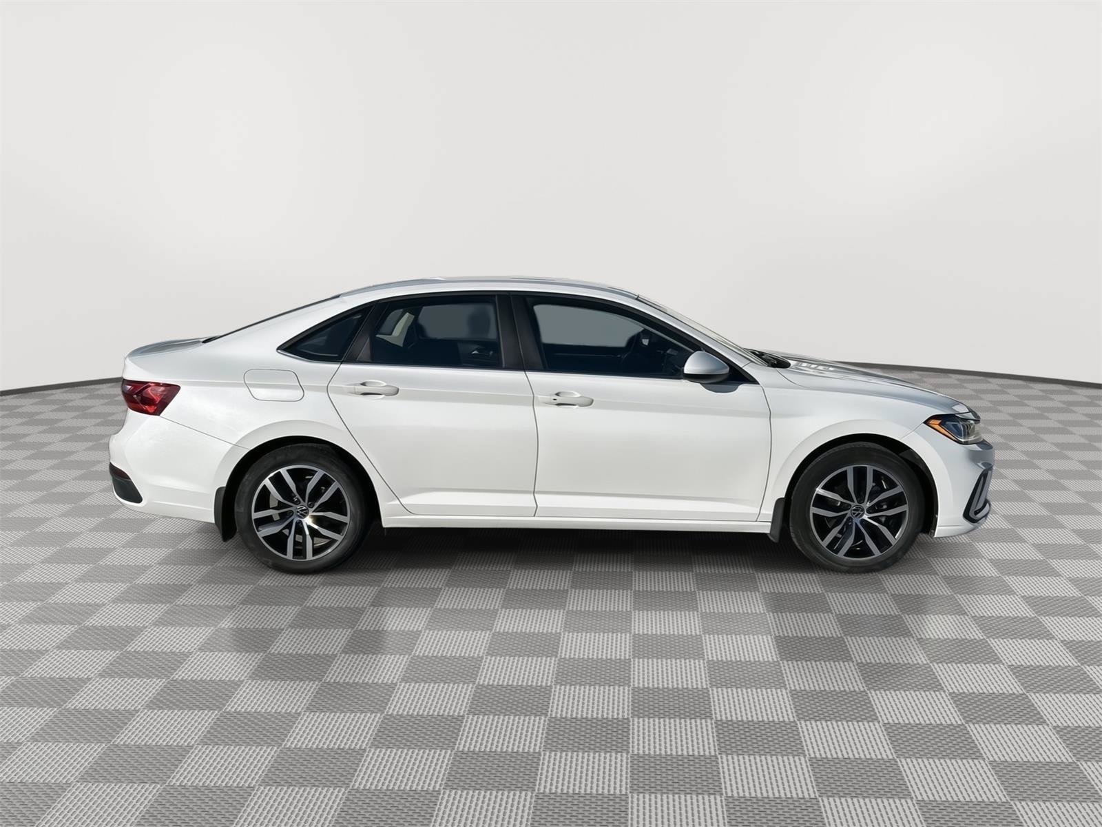 Used 2025 Volkswagen Jetta SE FWD image 5
