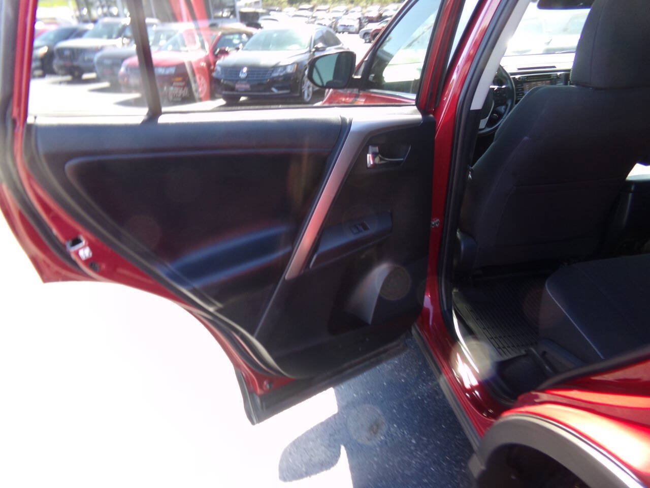 Used 2018 Toyota RAV4 XLE w/ Plus Extra Value Package AWD/4WD image 18