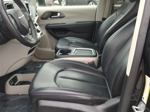 Used 2023 Chrysler Pacifica Touring-L image 16