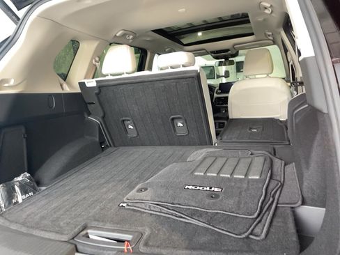 Used 2024 Nissan Rogue SV w/ SV Premium Package image 23